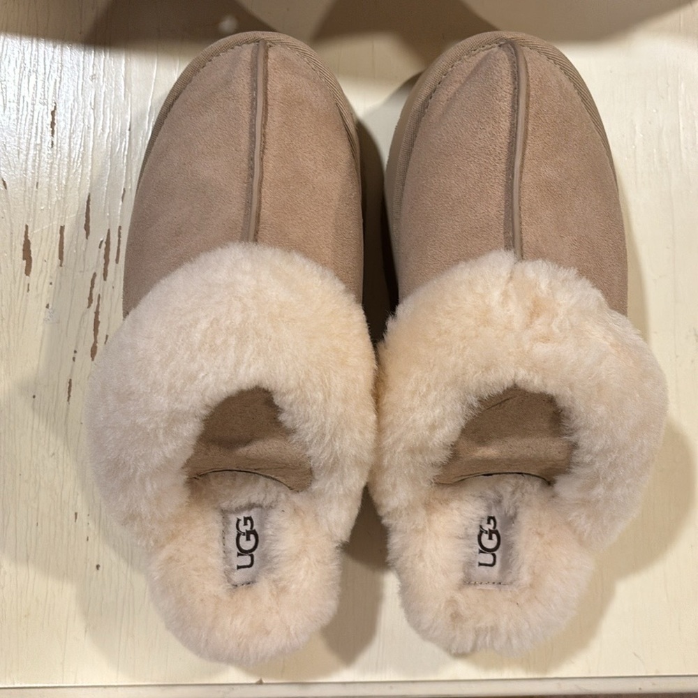 UGG WOMENS SLIPPERS SIZE 9